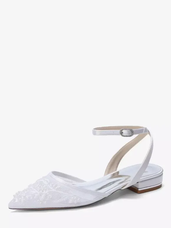 Chaussures de mariée plates blanches en satin à bout pointu et application.