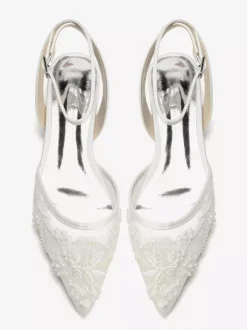 Chaussures de mariée plates blanches en satin à bout pointu et application.