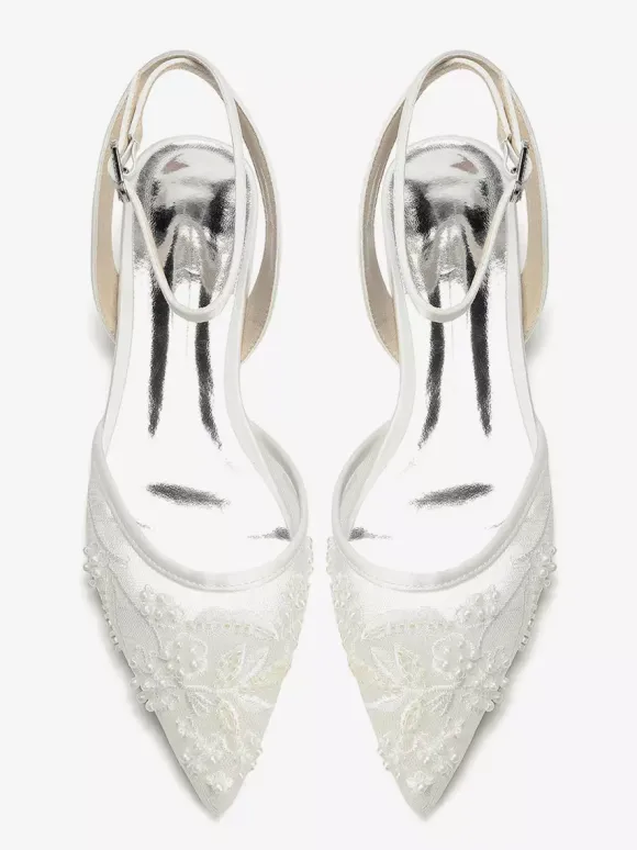 Chaussures de mariée plates blanches en satin à bout pointu et application.