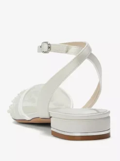 Chaussures de mariée plates blanches en satin à bout pointu et application.