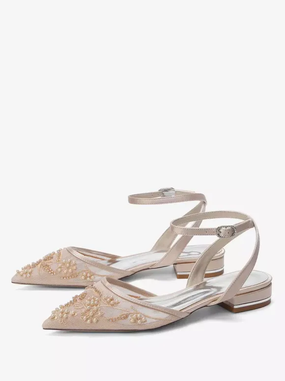 Chaussures de mariée plates blanches en satin à bout pointu et application.