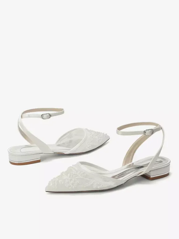 Chaussures de mariée plates blanches en satin à bout pointu et application.