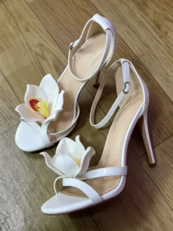 Chaussures de soirée en satin pour femmes bout ouvert détails floraux talons hauts