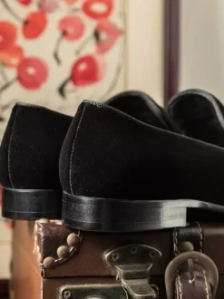 Chaussures habillées en velours pour hommes bout rond à enfiler chaussures de bal formelles avec pompons