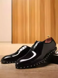 Chaussures habillées pour hommes pour mariage à bout rond à rivets en cuir verni de vache
