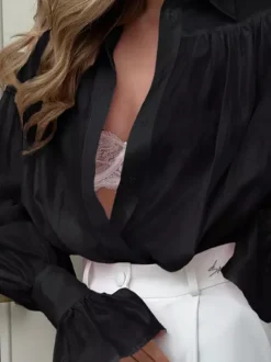 Chemise marron pour femme col rabattu manches longues plissée et boutonnée style décontracté.