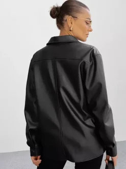 Chemise en similicuir pour femme style surchemise boutonnée - Haut minimaliste à col et manches longues - Look streetwear oversize collection printemps 2026