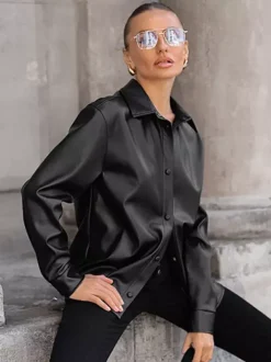 Chemise en similicuir pour femme style surchemise boutonnée - Haut minimaliste à col et manches longues - Look streetwear oversize collection printemps 2026