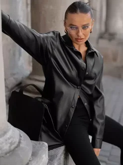 Chemise en similicuir pour femme style surchemise boutonnée - Haut minimaliste à col et manches longues - Look streetwear oversize collection printemps 2026