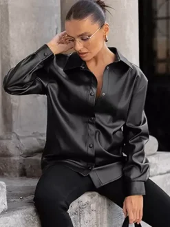 Chemise en similicuir pour femme style surchemise boutonnée - Haut minimaliste à col et manches longues - Look streetwear oversize collection printemps 2026
