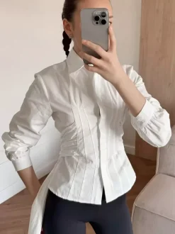 Chemisier bicolore en coton marron et blanc plissé sur le devant coupe ajustée manches à revers.