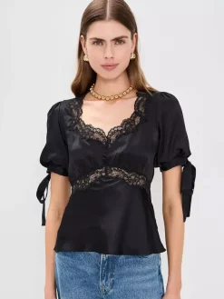 Chemisier en satin à col V bouffant et manches courtes bouffantes orné de dentelle avec ceinture à nouer dans le dos et coupe ajustée. Élégante chemise pour femme.