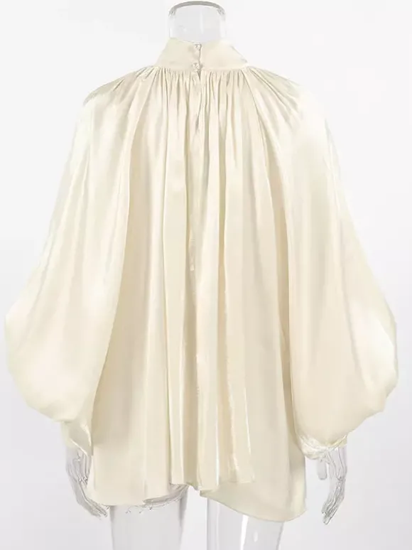 Chemisier oversize en satin crème brillant à col montant froncé manches ballon et poignets perlés