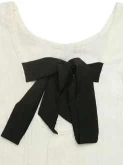Chemisier blanc crème à maille côtelée verticale manches papillon et dos découpé avec n艙ud.