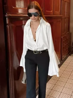 Chemisier élégant à manches cloche en satin pour femme - Blanc soyeux poignets évasés fermeture boutonnée - Printemps 2026