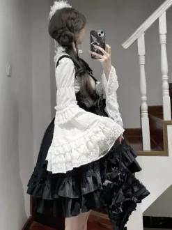 Chemisiers gothiques Lolita noirs à manches longues haut Lolita à volants et dentelle