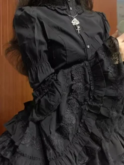 Chemisiers gothiques Lolita noirs à manches longues haut Lolita à volants et dentelle