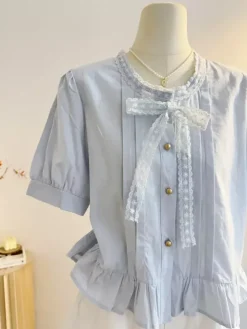 Chemisiers Lolita doux à volants et n艙uds chemisier à manches courtes haut Lolita chemise Lolita bleu ciel clair
