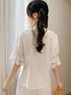 Chemisiers Lolita doux n艙uds en dentelle haut Lolita à manches courtes chemise Lolita noire en dentelle