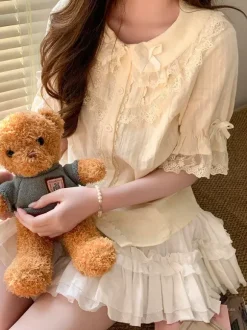 Chemisiers Lolita doux n艙uds en dentelle haut Lolita à manches courtes chemise Lolita noire en dentelle