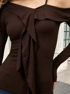 Chemisier slim à épaules dénudées manches longues et bretelles spaghetti à volants et n艙ud papillon.