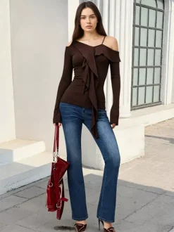 Chemisier slim à épaules dénudées manches longues et bretelles spaghetti à volants et n艙ud papillon.