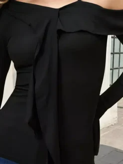 Chemisier slim à épaules dénudées manches longues et bretelles spaghetti à volants et n艙ud papillon.