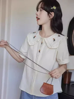 Chemisiers Lolita académiques à volants chemisier brodé à manches courtes haut Lolita chemise Lolita blanche