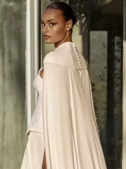 Châle de mariée ivoire sans manches avec décolleté et boutons en tissu satiné