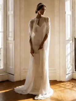Châles de mariée ivoire à encolure travaillée et manches fendues en mousseline de soie.