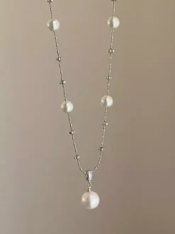 Collier à maillons en perles bicolores rose et blanche chaîne fine argentée avec pendentif goutte