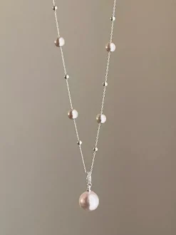 Collier à maillons en perles bicolores rose et blanche chaîne fine argentée avec pendentif goutte