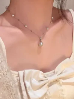 Collier à maillons en perles bicolores rose et blanche chaîne fine argentée avec pendentif goutte