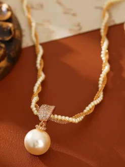 Collier élégant de perles à plusieurs rangs serti de strass carré et orné d'une perle en forme de larme. Breloque en perle.