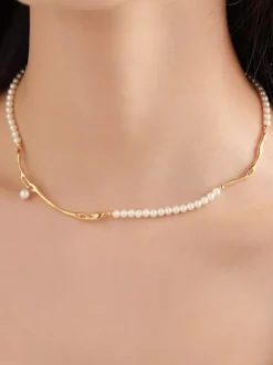 Collier ras du cou en chaîne dorée torsadée irrégulière avec pendentif perle minuscule et rallonge ajustable