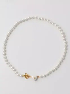 Collier ras du cou en perles blanches fines pendentif en forme de c艙ur fermoir doré bijou délicat à porter au quotidien.