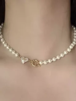 Collier ras du cou en perles blanches fines pendentif en forme de c艙ur fermoir doré bijou délicat à porter au quotidien.