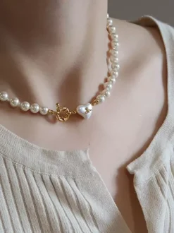 Collier ras du cou en perles blanches fines pendentif en forme de c艙ur fermoir doré bijou délicat à porter au quotidien.
