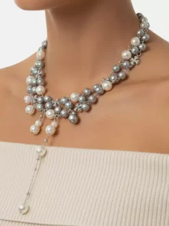 Collier ras-de-cou à perles multi-tailles avec pompon en forme de Y et chaînette d'extension ajustable