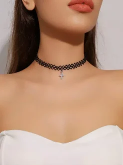 Collier ras-de-cou gothique en dentelle noire avec pendentif araignée croix et papillon style punk sombre