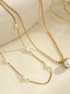 Collier élégant à double rang de perles plaqué or à porter au quotidien et à superposer.