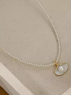 Collier élégant pour femme avec pendentif feuille de ginkgo vintage fin rang de perles et chaîne élégante.