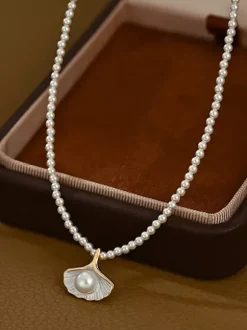 Collier élégant pour femme avec pendentif feuille de ginkgo vintage fin rang de perles et chaîne élégante.