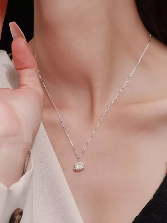 Collier pendentif coquillage argenté perle incrustée et petit zircon bijou délicat pour tous les jours