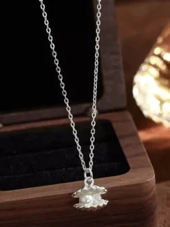 Collier pendentif coquillage argenté perle incrustée et petit zircon bijou délicat pour tous les jours