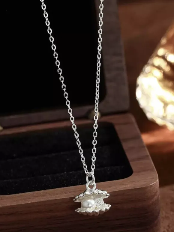 Collier pendentif coquillage argenté perle incrustée et petit zircon bijou délicat pour tous les jours
