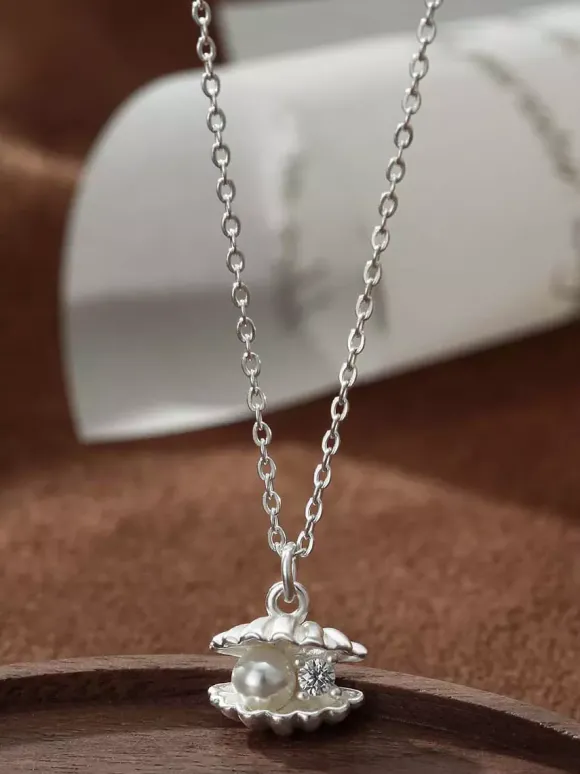Collier pendentif coquillage argenté perle incrustée et petit zircon bijou délicat pour tous les jours