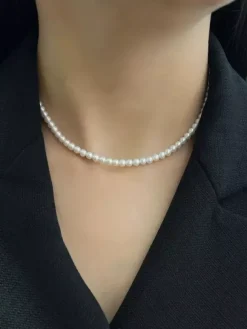 Collier ras-de-cou minimaliste en perles style uniforme avec chaînette d'extension ajustable idéal pour les trajets quotidiens.