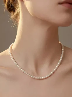 Collier ras-de-cou minimaliste en perles style uniforme avec chaînette d'extension ajustable idéal pour les trajets quotidiens.