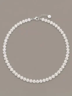 Collier ras-de-cou minimaliste en perles style uniforme avec chaînette d'extension ajustable idéal pour les trajets quotidiens.